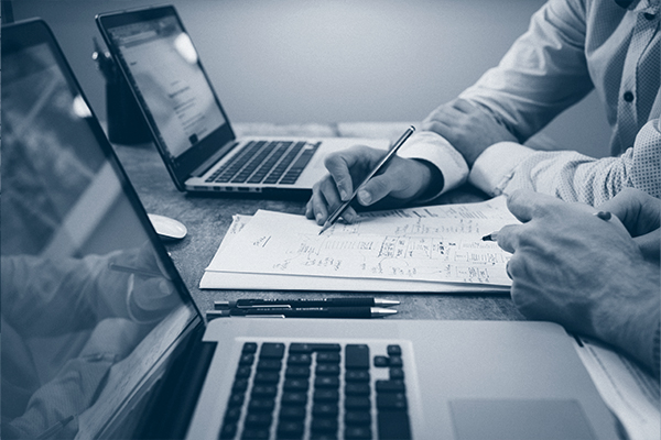 Imagen de un abogado de Seseña (Zona de la Sagra en Toledo) firmando un contrato con un cliente